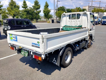 当社の2tパワーゲート平車（車両後方）