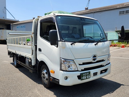 当社の3tパワーゲート平車（車両前方）