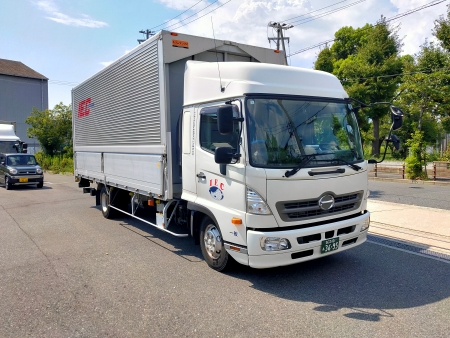 当社の4tパワーゲート車（車両前方）